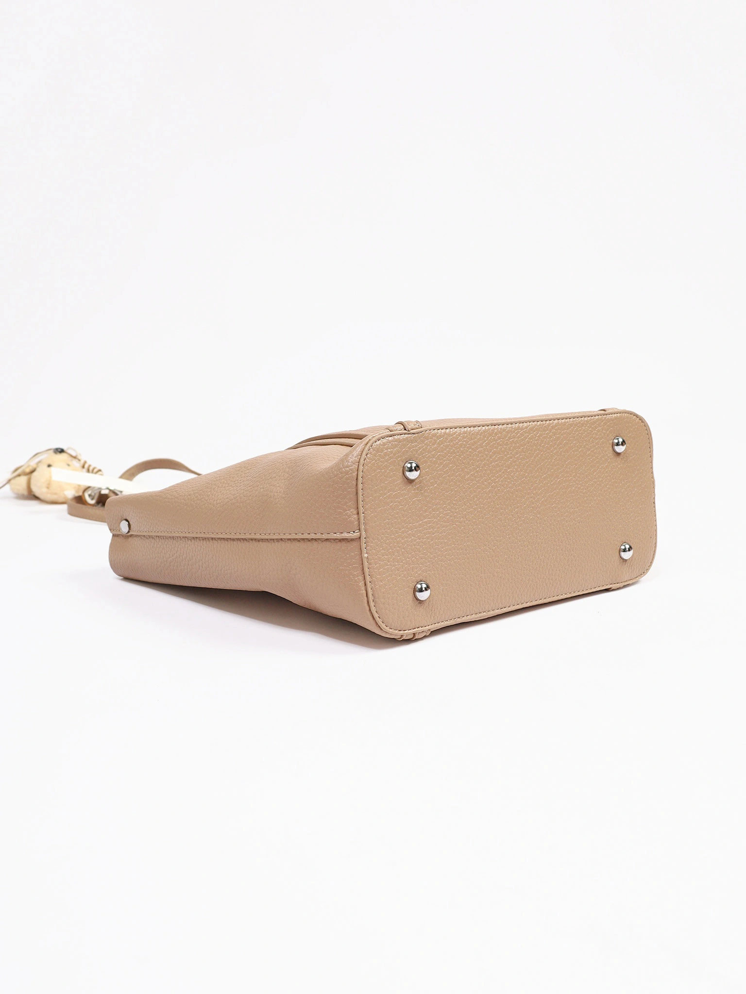 Сумка-тоут с плоскими ручками с брелком-медвежонок в ассортименте